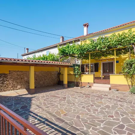 Holiday home Gorgeous In With Kitchen Zminj