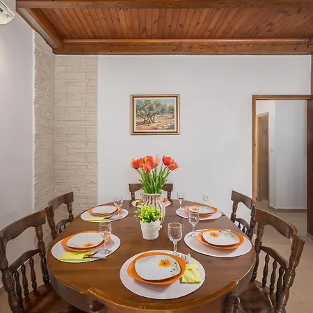 Holiday home Gorgeous In With Kitchen Zminj