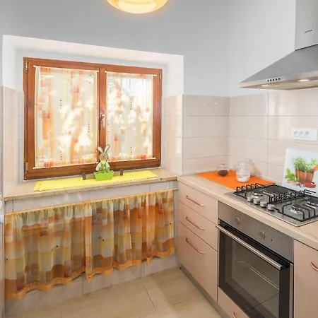 Holiday home Gorgeous In With Kitchen Zminj